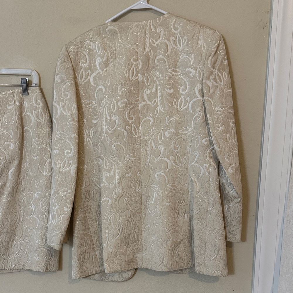 Elegant Cream Skirt Suit Set - Picture 6 of 8